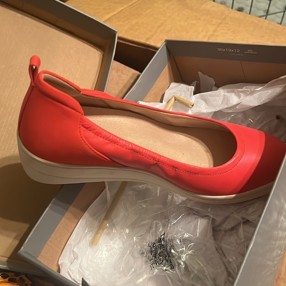 Vionic Women's Red Wedges - Picture 4 of 8